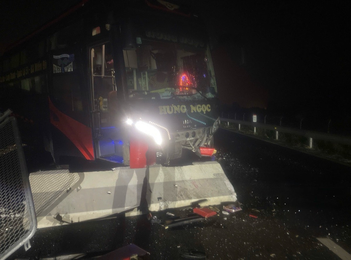 Xe khách giường nằm tông vào dải phân cách cứng giữa đường sau vụ tai nạn. Xe khách giường nằm tông vào dải phân cách cứng giữa đường sau vụ tai nạn.