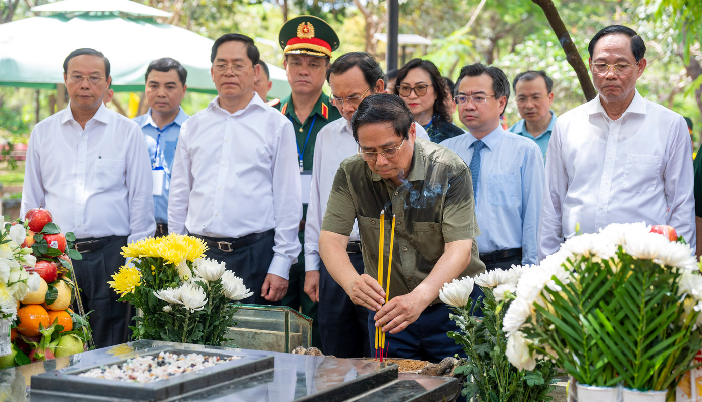 Thủ tướng Chính phủ Phạm Minh Chính cùng các đại biểu dâng hương viếng mộ phần Anh hùng Liệt sĩ Võ Thị Sáu. Ảnh: Báo Bà Rịa - Vũng Tàu.