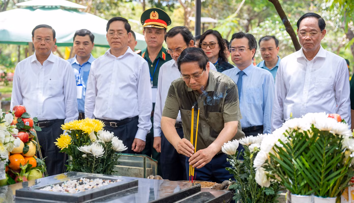 Thủ tướng Chính phủ Phạm Minh Chính cùng các đại biểu dâng hương viếng mộ phần Anh hùng Liệt sĩ Võ Thị Sáu. Ảnh: Báo Bà Rịa - Vũng Tàu.