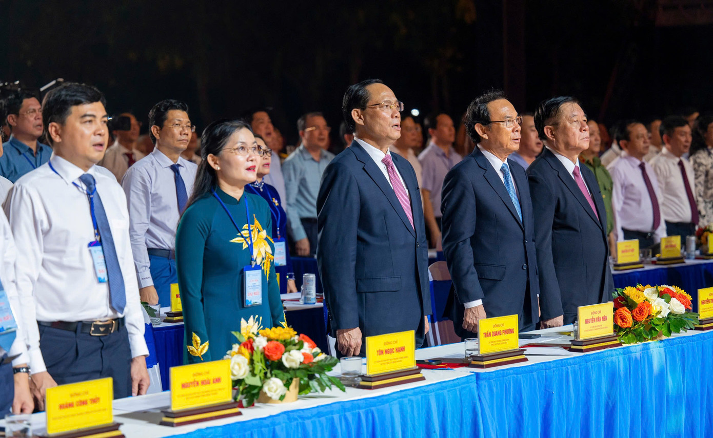 Lãnh đạo Trung ương và các địa phương tham dự chương trình.