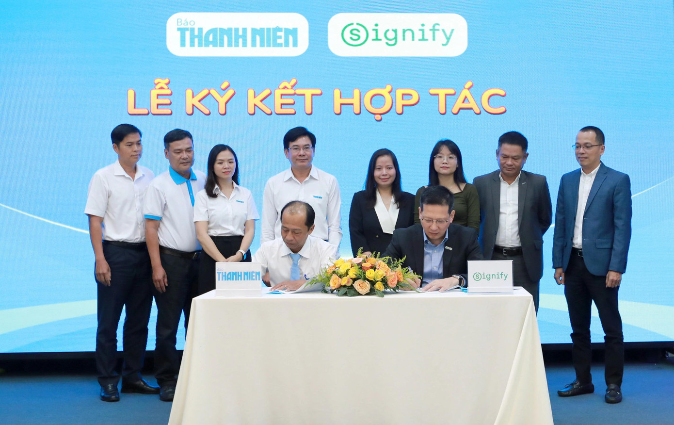 Ông Phùng Hoài Dương, Tổng giám đốc Signify Việt Nam (ngồi bên phải) và nhà báo Hải Thành, Phó tổng Biên tập Báo Thanh Niên cùng ký biên bản hợp tác. Ông Phùng Hoài Dương, Tổng giám đốc Signify Việt Nam (ngồi bên phải) và nhà báo Hải Thành, Phó tổng Biên tập Báo Thanh Niên cùng ký biên bản hợp tác.