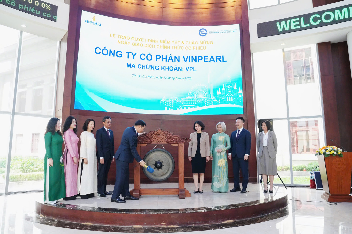 Lãnh đạo Công ty CP Vinpearl thực hiện nghi thức đánh cồng để bắt đầu giao dịch cổ phiếu VPL.