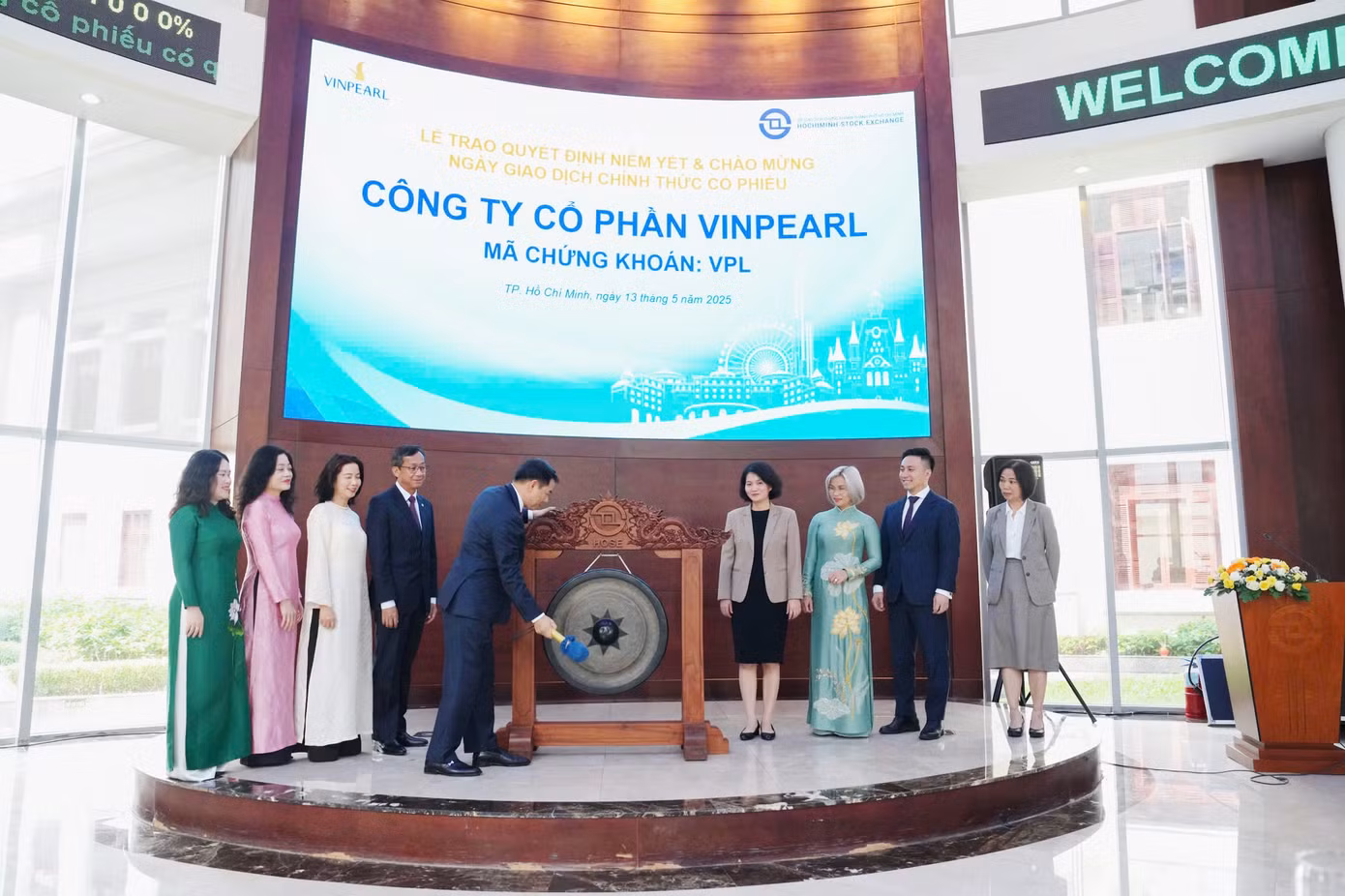 Lãnh đạo Công ty CP Vinpearl thực hiện nghi thức đánh cồng để bắt đầu giao dịch cổ phiếu VPL.