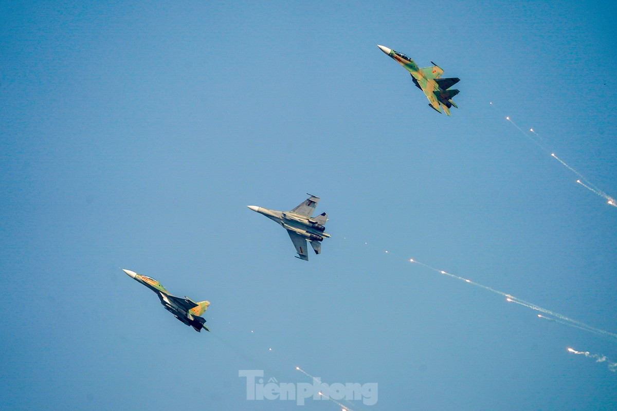 Bài phối hợp tốp 3 cùng thả đạn nhiễu.