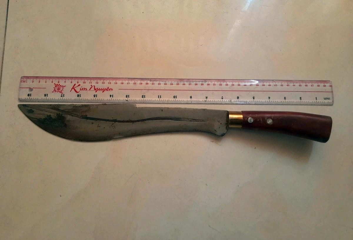 Con dao mà đối tượng Phạm Hoàng Tuân dùng để chém anh N.M.V. Con dao mà đối tượng Phạm Hoàng Tuân dùng để chém anh N.M.V.