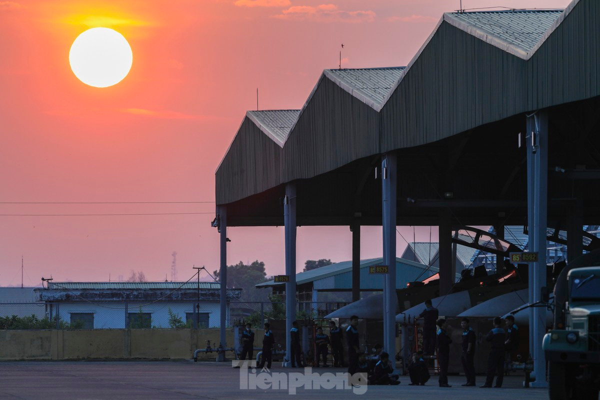 Mỗi ngày tại sân bay Biên Hoà (tỉnh Đồng Nai), từ 3 giờ sáng các nhân viên kỹ thuật bắt đầu công tác kiểm tra hệ thống điện và tra dầu cho thiết bị bay.