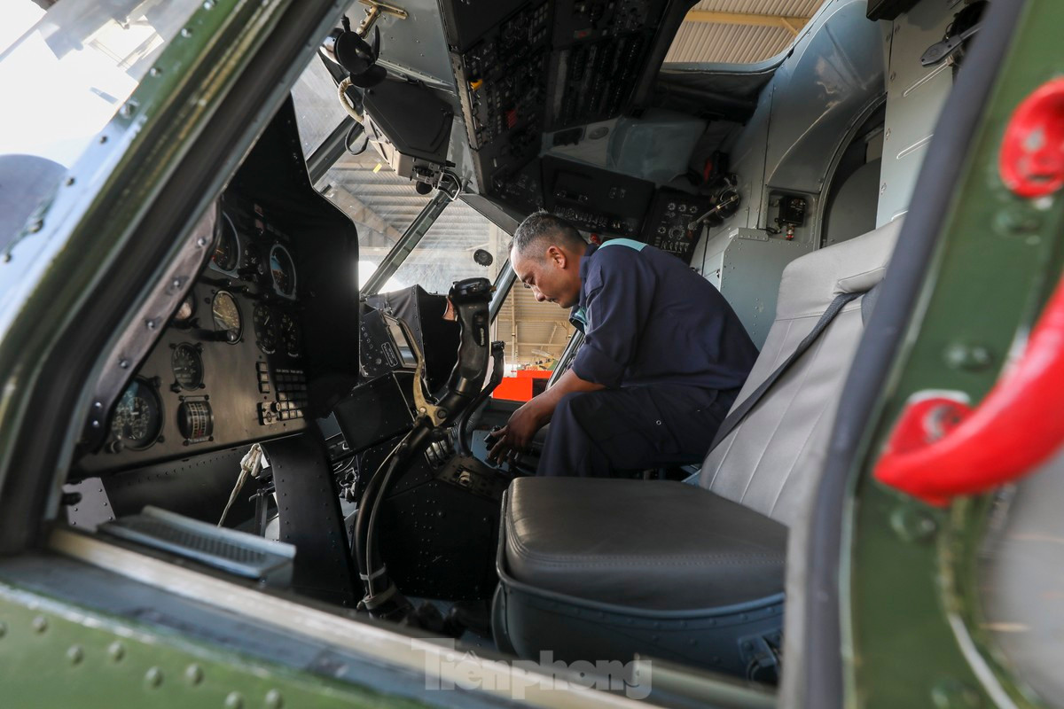 Trong ảnh, nhân viên kỹ thuật đang kiểm tra máy bay trực thăng kéo cờ tại lễ diễu binh kỷ niệm 50 năm ngày thống nhất đất nước (30/4/1975 - 30/4/2025).