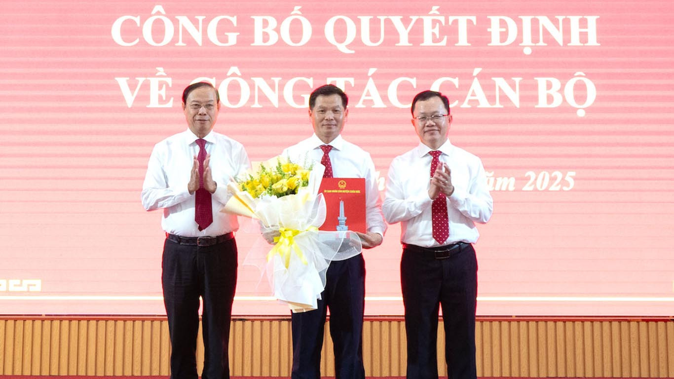 Ông Lê Thanh Liêm nhận quyết định làm Chủ tịch UBND huyện Châu Đức. Ông Lê Thanh Liêm nhận quyết định làm Chủ tịch UBND huyện Châu Đức.