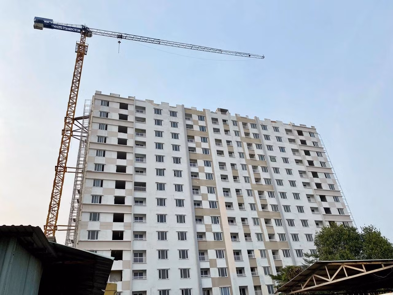 Dự án Tổ hợp Nhà ở - Nhà ở Xã hội Tân Bình Apartment do Công ty TNHH Đầu tư Bất động sản Tân Bình làm chủ đầu tư. Hiện tại, dự án đã xây xong phần thô.