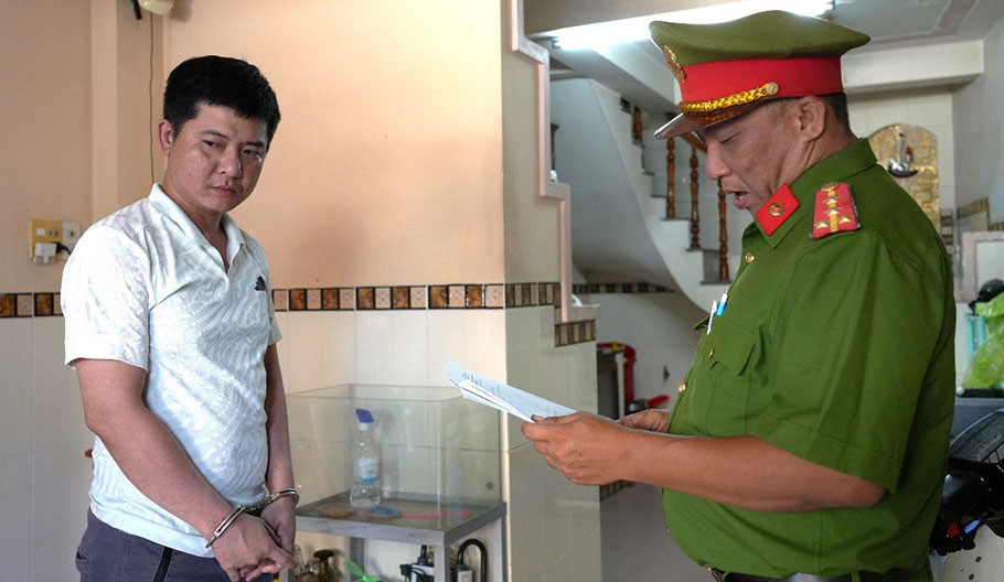 Cơ quan điều tra thi hành lệnh khám xét nơi ở của đối tượng Trần Hiếu. Cơ quan điều tra thi hành lệnh khám xét nơi ở của đối tượng Trần Hiếu.