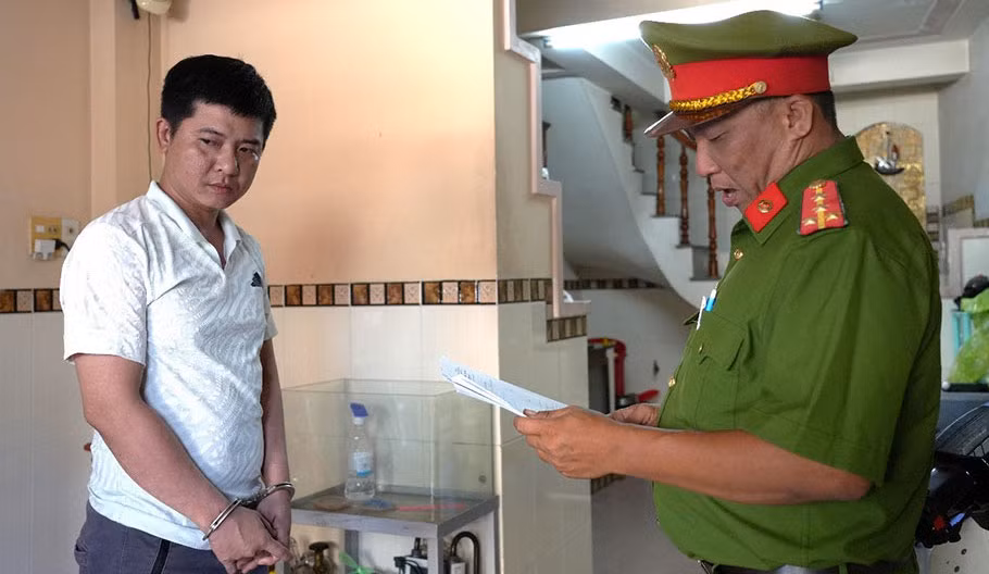 Cơ quan điều tra thi hành lệnh khám xét nơi ở của đối tượng Trần Hiếu. Cơ quan điều tra thi hành lệnh khám xét nơi ở của đối tượng Trần Hiếu.