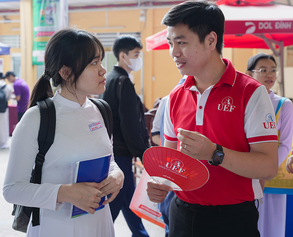 Chính sách xét học bổng sớm dành cho thí sinh là học sinh lớp 12 có kết quả học tập tốt.