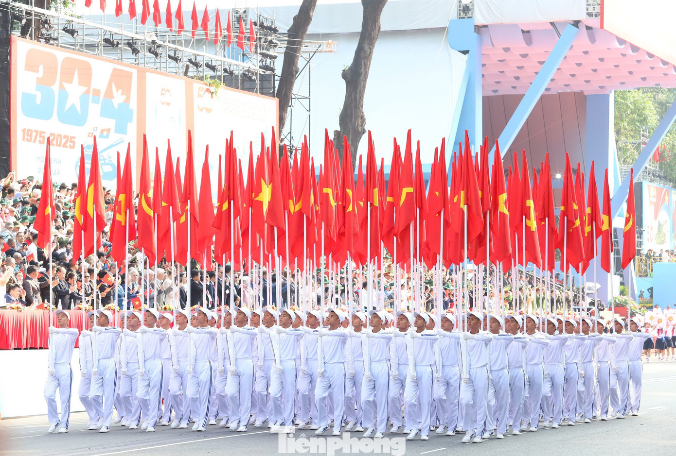 Tiếp theo là Khối cờ Đảng, cờ Tổ quốc tượng trưng cho lý tưởng, niềm tin chiến thắng; bản lĩnh, trí tuệ lãnh đạo của Đảng Cộng sản Việt Nam; sức mạnh của khối đại đoàn kết toàn dân tộc, được khơi nguồn, bồi đắp từ lịch sử, bừng cháy cho hôm nay và tỏa sáng đến mai sau. Đó là cội nguồn, là sức mạnh để toàn Đảng, toàn dân, toàn quân ta thực hiện thắng lợi sự nghiệp xây dựng và bảo vệ vững chắc Tổ quốc.