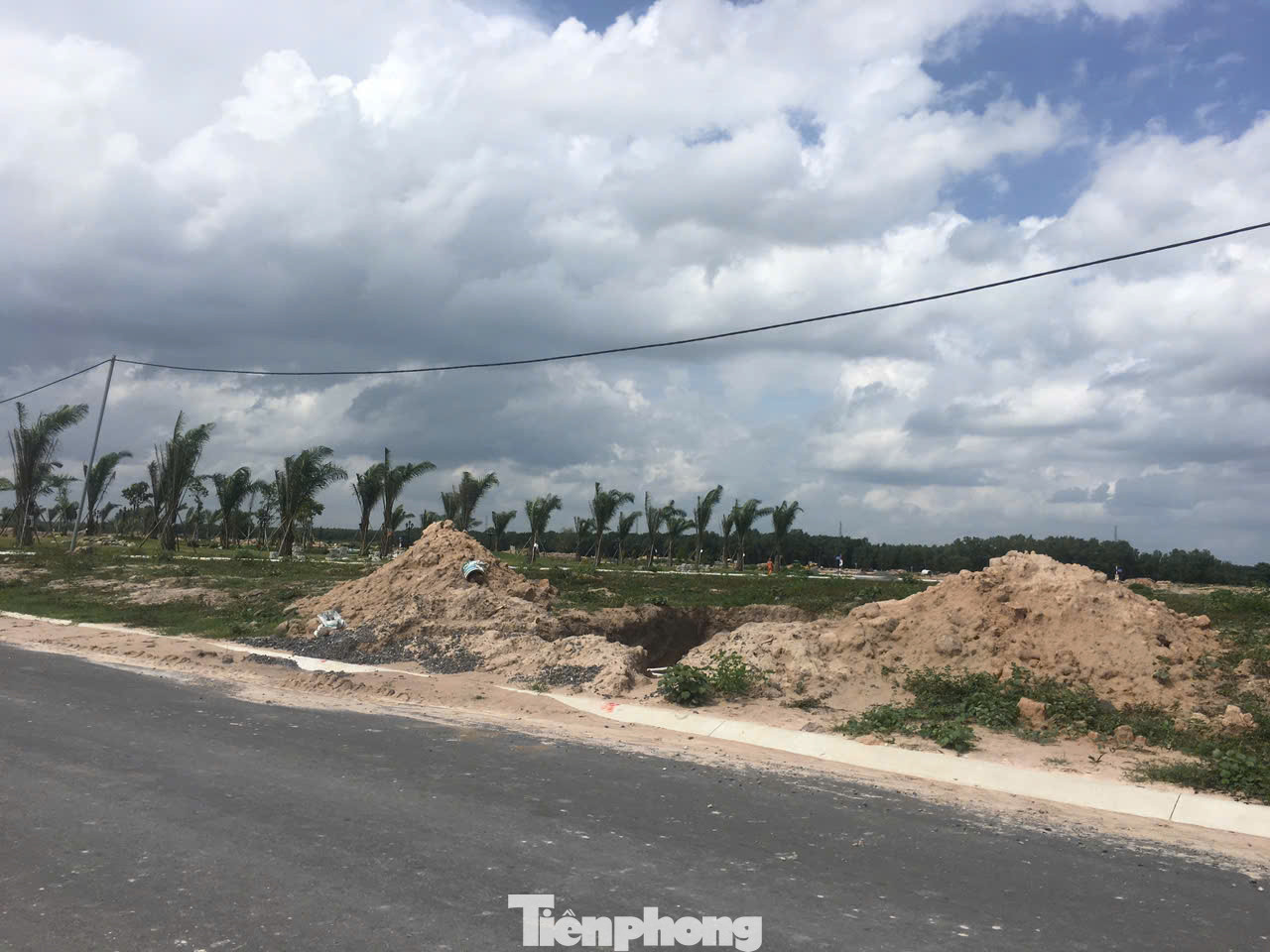 Trước thông tin lan truyền rằng, huyện Nhơn Trạch (tỉnh Đồng Nai) sẽ sáp nhập vào TPHCM khiến hàng trăm nhà đầu tư đổ xô về đây tìm kiếm đất nền. Trước thông tin lan truyền rằng, huyện Nhơn Trạch (tỉnh Đồng Nai) sẽ sáp nhập vào TPHCM khiến hàng trăm nhà đầu tư đổ xô về đây tìm kiếm đất nền.