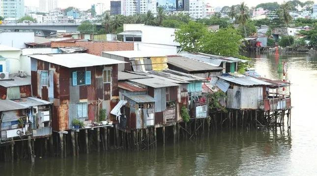 Tổng mức đầu tư cho đề án 14.950 căn nhà trên và ven kênh rạch ước tính khoảng 105.179 tỷ đồng. Tổng mức đầu tư cho đề án 14.950 căn nhà trên và ven kênh rạch ước tính khoảng 105.179 tỷ đồng.