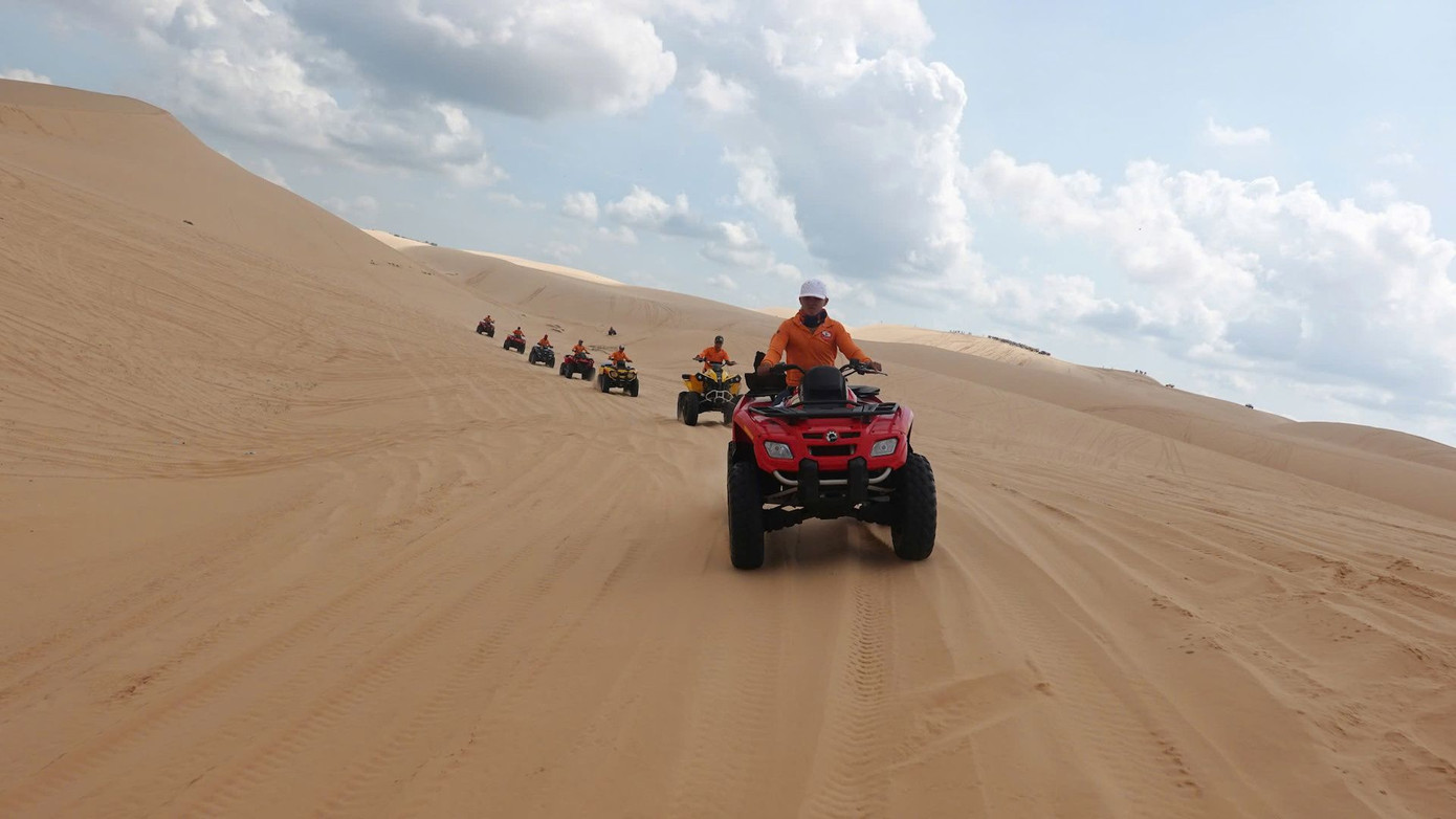 Đua xe địa hình trên cát ở Bàu Trắng. Đua xe địa hình trên cát ở Bàu Trắng.