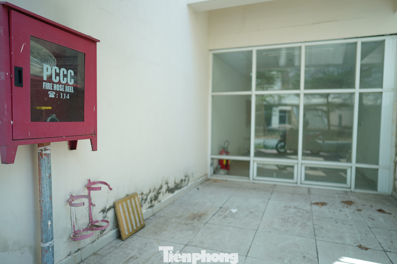 Bình chữa cháy đã bị lấy mất.