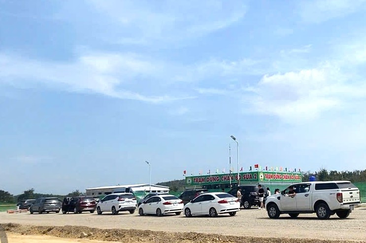 Từ ngày 24/1, trạm dừng nghỉ Km205 (huyện Hàm Thuận Bắc, tỉnh Bình Thuận) trên cao tốc Vĩnh Hảo - Phan Thiết cũng đưa vào hoạt động để phục vụ người dân dịp Tết Nguyên đán.