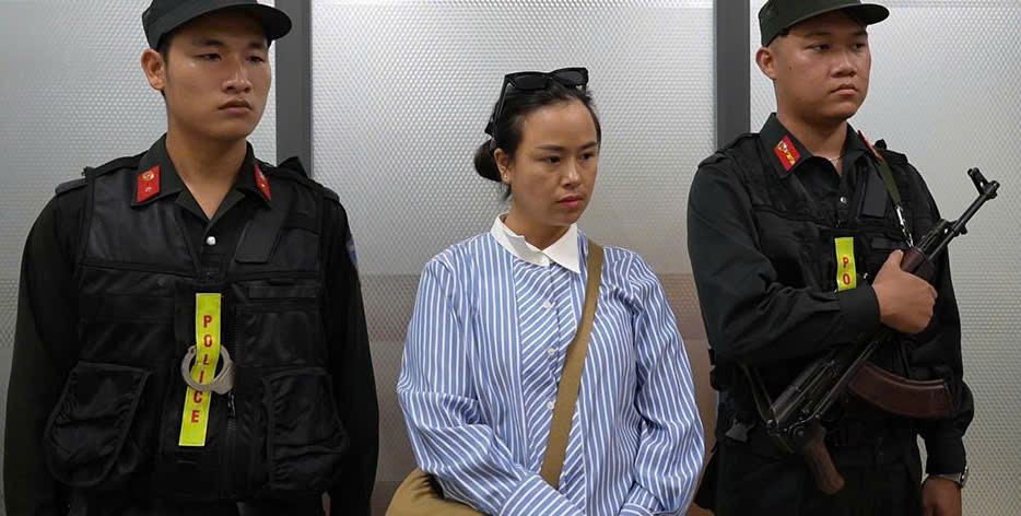 Cơ quan CSĐT Công an tỉnh Bình Thuận thi hành lệnh giữ người trong trường hợp khẩn cấp đối với Nguyễn Thị Thu Hồng.