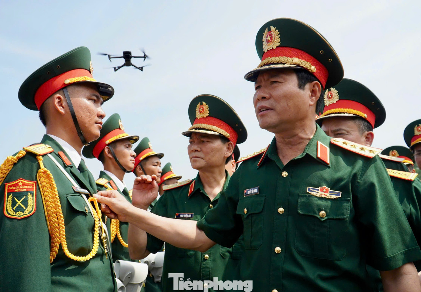 Đại tướng Nguyễn Tân Cương, Ủy viên Trung ương Đảng, Tổng Tham mưu trưởng Quân đội nhân dân Việt Nam, Thứ trưởng Bộ Quốc phòng, động viên các chiến sĩ.