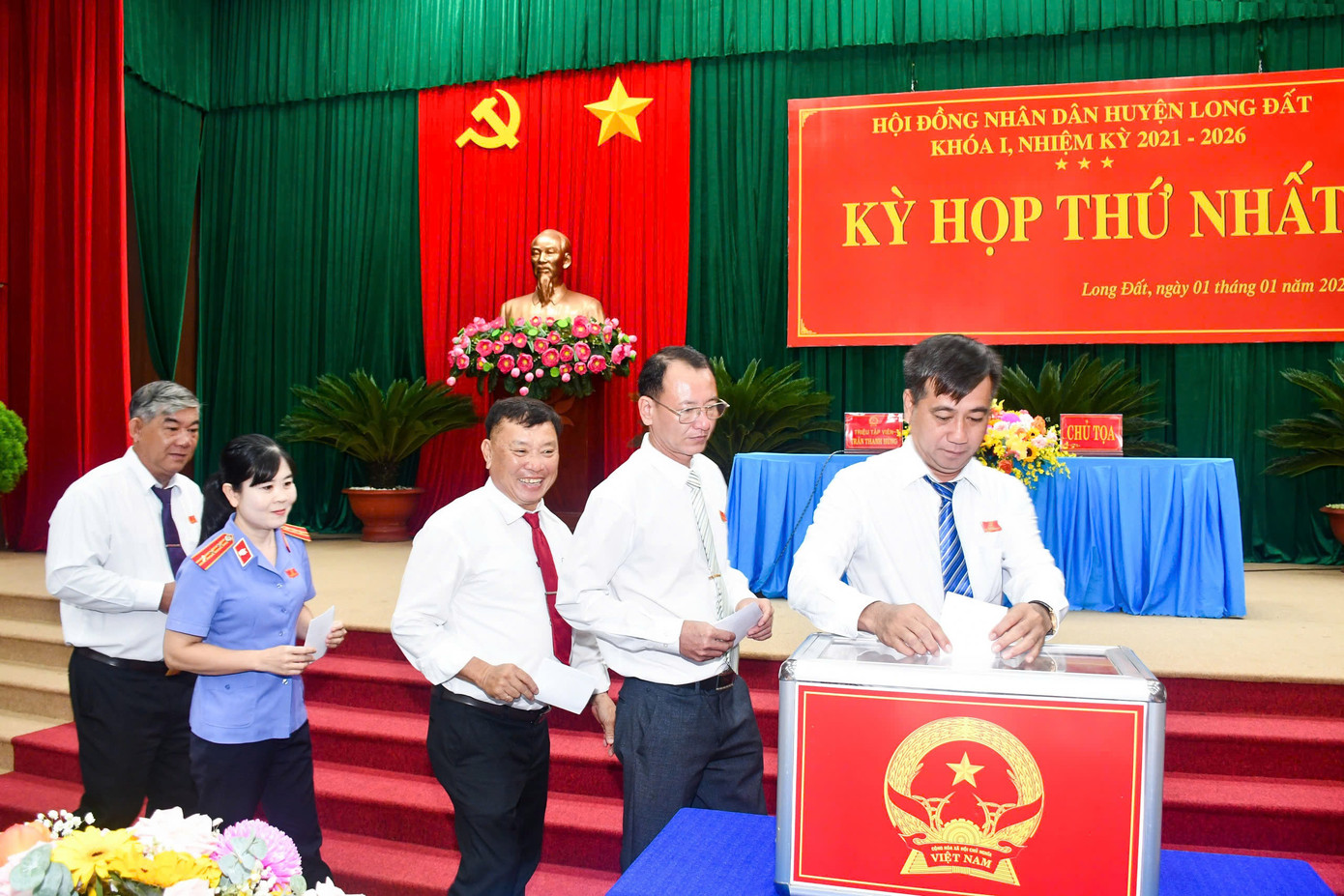 Các đại biểu bỏ phiếu bầu chức danh Chủ tịch HĐND huyện Long Đất. Các đại biểu bỏ phiếu bầu chức danh Chủ tịch HĐND huyện Long Đất.