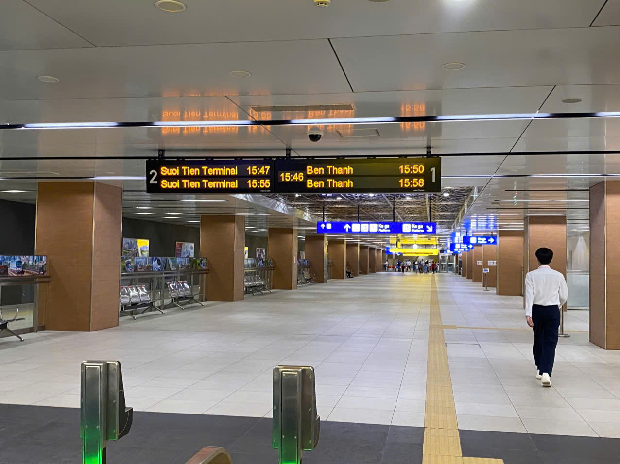 Bên trong nhà ga tuyến metro số 1 hiện rõ thời gian tàu xuất phát tại ga đi và ga đến.