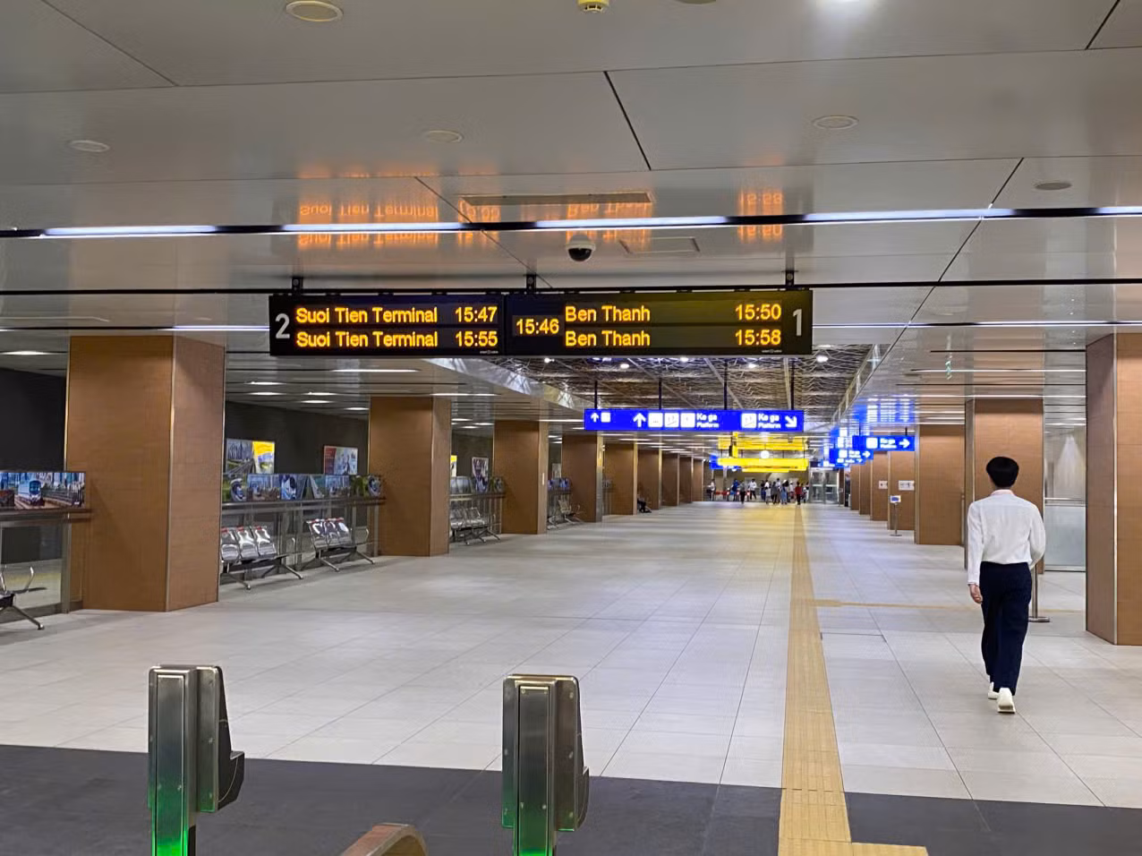 Bên trong nhà ga tuyến metro số 1 hiện rõ thời gian tàu xuất phát tại ga đi và ga đến.