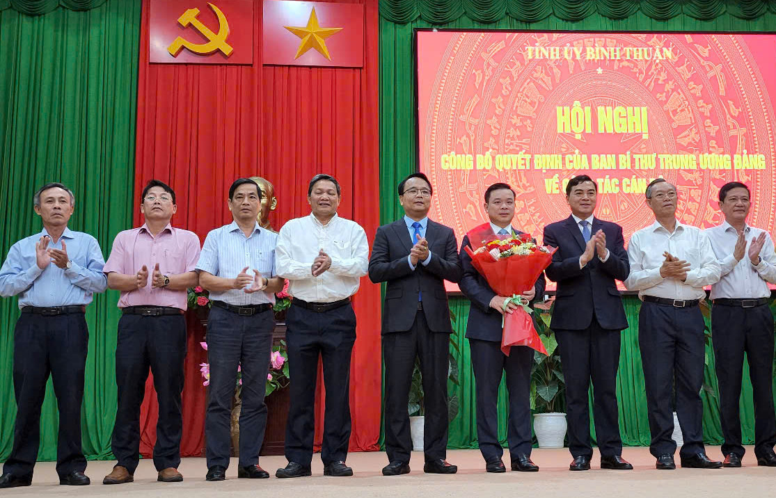 Ban Thường vụ Tỉnh ủy Bình Thuận tặng hoa chúc mừng ông Đỗ Hữu Huy. Ban Thường vụ Tỉnh ủy Bình Thuận tặng hoa chúc mừng ông Đỗ Hữu Huy.