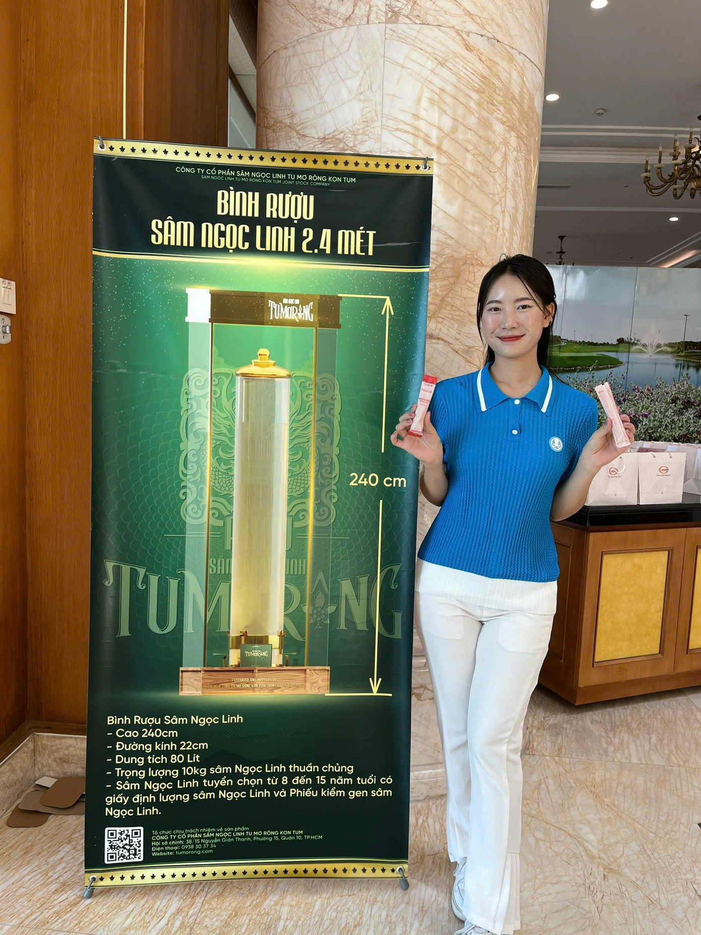 Công ty CP Sâm Ngọc Linh Tumơrông Kon Tum tài trợ giải thưởng “Hole-in-One” là 1 bình rượu sâm Ngọc Linh Tumơrông Kon Tum trị giá 2,3 tỷ đồng. Công ty CP Sâm Ngọc Linh Tumơrông Kon Tum tài trợ giải thưởng “Hole-in-One” là 1 bình rượu sâm Ngọc Linh Tumơrông Kon Tum trị giá 2,3 tỷ đồng.
