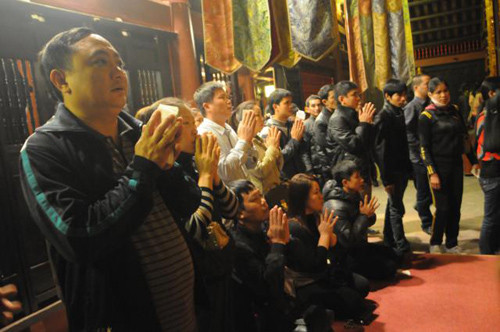 Họ vào lễ chùa luôn để dành thời gian ban ngày đi thăm quan, thưởng ngoạn thắng cảnh chùa Hương