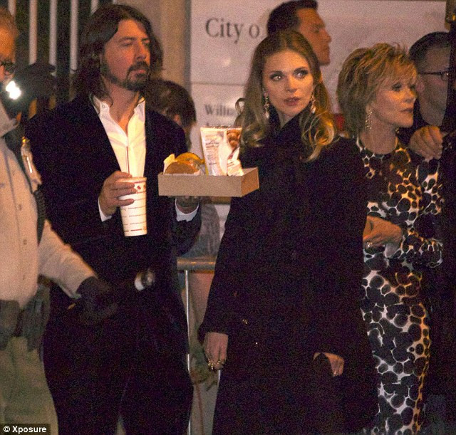 Nhà soạn nhạc Dave Grohl cùng bạn gái ăn bánh chống đói. Nhà soạn nhạc Dave Grohl cùng bạn gái ăn bánh chống đói