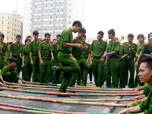 Bên cạnh các điệu dân vũ là màn nhảy sạp