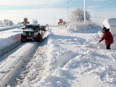 Các tuyến đường tai Anh bị tuyết phủ dày. Ảnh: Reuters