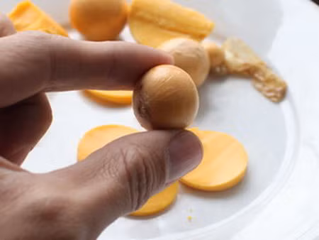 Nhìn bên ngoài, trứng "giả" thật khó phân biệt với trứng thường. Nhìn bên ngoài, trứng