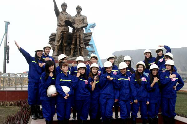 Các thí sinh bên tượng đài của khu khai thác mỏ than Hà Lầm 
