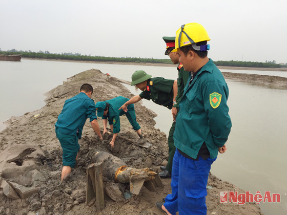 Lạnh gáy với quả bom 3 tạ 'núp' dưới lòng sông ở Nghệ An ảnh 6