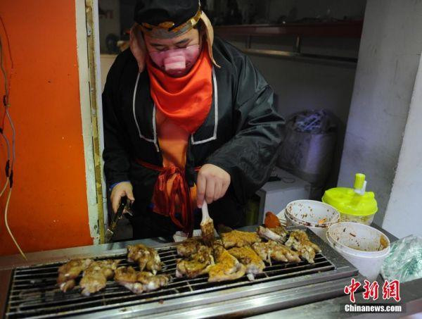 Đóng vai 'Trư Bát Giới' đi bán... chân giò nướng ảnh 2