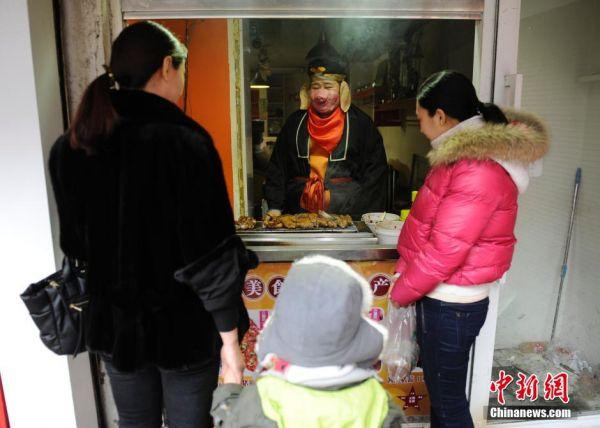 Đóng vai 'Trư Bát Giới' đi bán... chân giò nướng ảnh 1