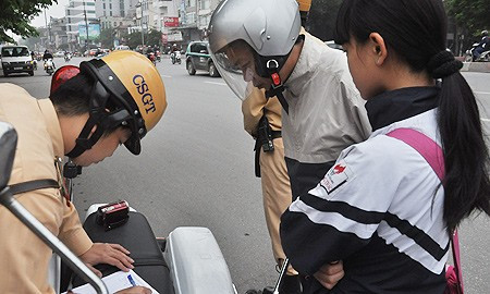 Học sinh đầu trần đến trường, xử hiệu trưởng ảnh 1