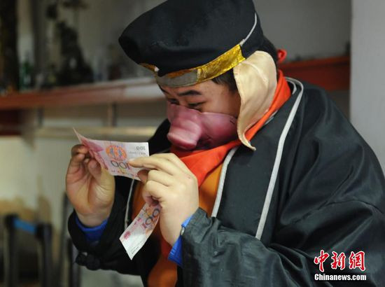 Đóng vai 'Trư Bát Giới' đi bán... chân giò nướng ảnh 4