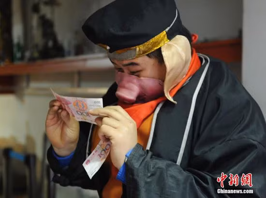 Đóng vai 'Trư Bát Giới' đi bán... chân giò nướng ảnh 4