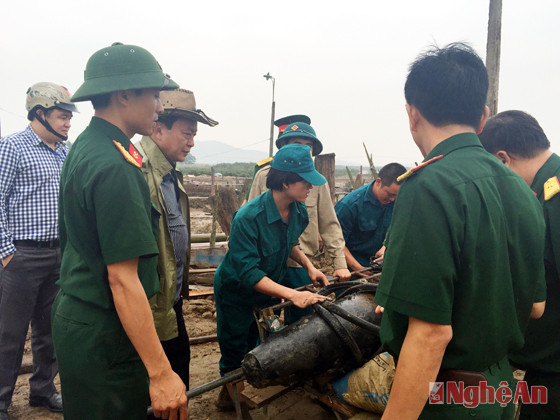 Lạnh gáy với quả bom 3 tạ 'núp' dưới lòng sông ở Nghệ An ảnh 7