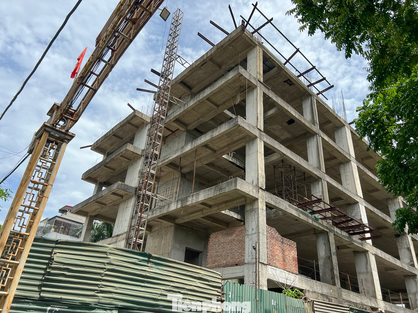 Cụ thể, ban đầu công ty dự định xây 3 tòa cao ốc, gồm 2 tòa chung cư và 1 tòa Trung tâm thương mại & văn phòng với tên Thăng Long Garden Tower.