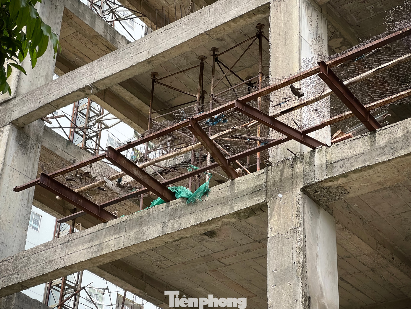 Hệ thống giàn giáo hoen gỉ vẫn còn ở nguyên vị trí sau hàng chục năm ngừng thi công.