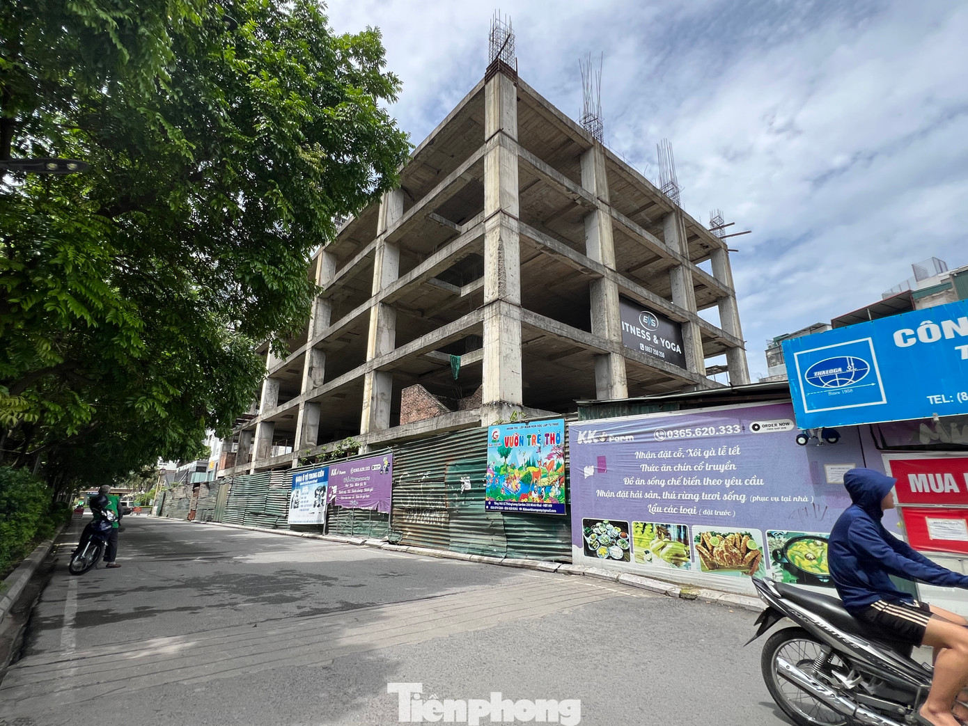 Đối với khu vực tòa văn phòng cho thuê vẫn trong tình trạng xây dựng dang dở đến tầng thứ 5 suốt nhiều năm, dẫn đến tình trạng nhếch nhác, hoang tàn.