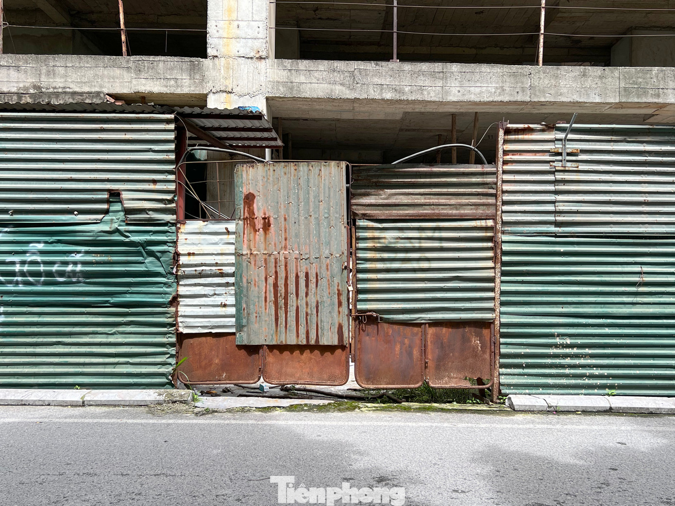 Theo đại diện Công ty Cổ phần May Thăng Long, nguyên nhân khiến tòa cao ốc bị tạm dừng thi công suốt nhiều năm, là do gặp vướng mắc trong cơ chế.