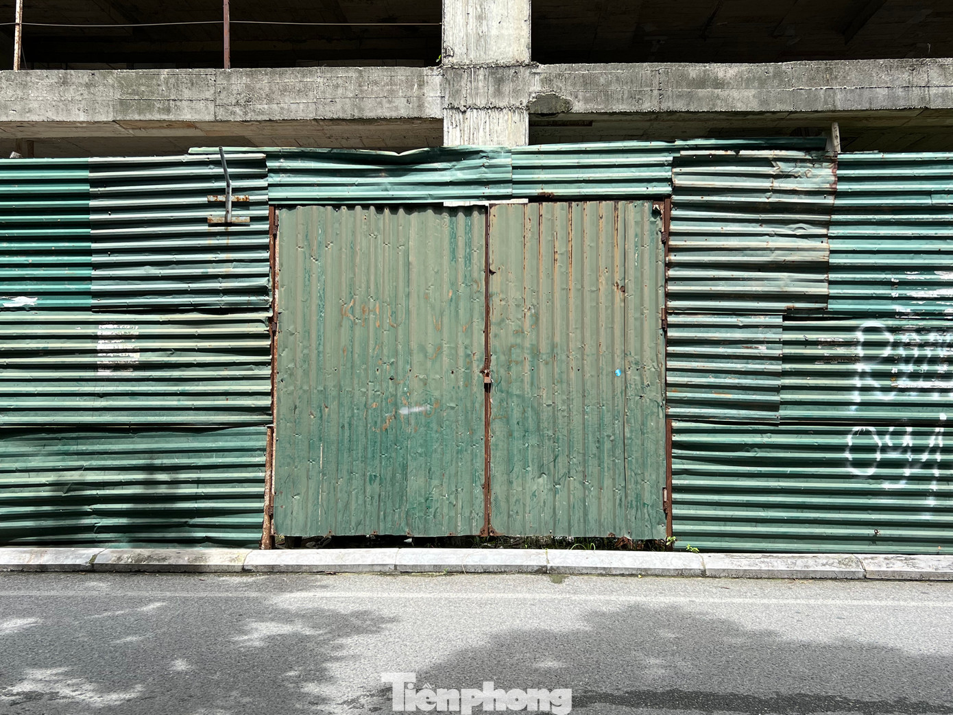 Sau đó, khi có ý định tiếp tục thi công dự án, Công ty Cổ phần May Thăng Long có văn bản xin bổ sung và thay đổi công năng một số tầng của tòa Thăng Long Garden Tower. Tuy nhiên, từ đó đến nay dự án vẫn tiếp tục bị bỏ dở và ngày một hoen ố theo thời gian...