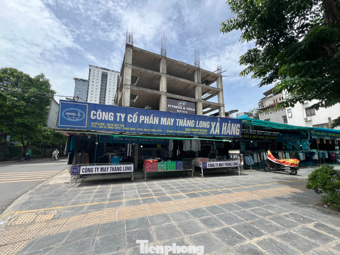 Phía trước công trình ở mặt đường Minh Khai, từ lâu đã xuất hiện một dãy ki - ốt kinh doanh quần áo tạm bợ.