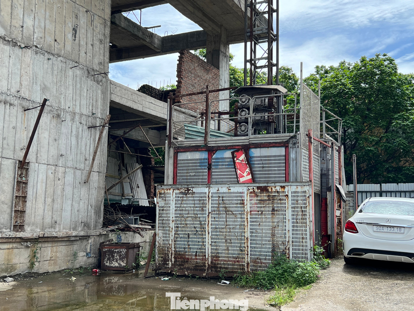 Thang máy vốn được dùng cho quá trình xây dựng nay cũng đã hỏng hóc và gỉ sét sau thời gian dài không được sử dụng và bảo dưỡng.