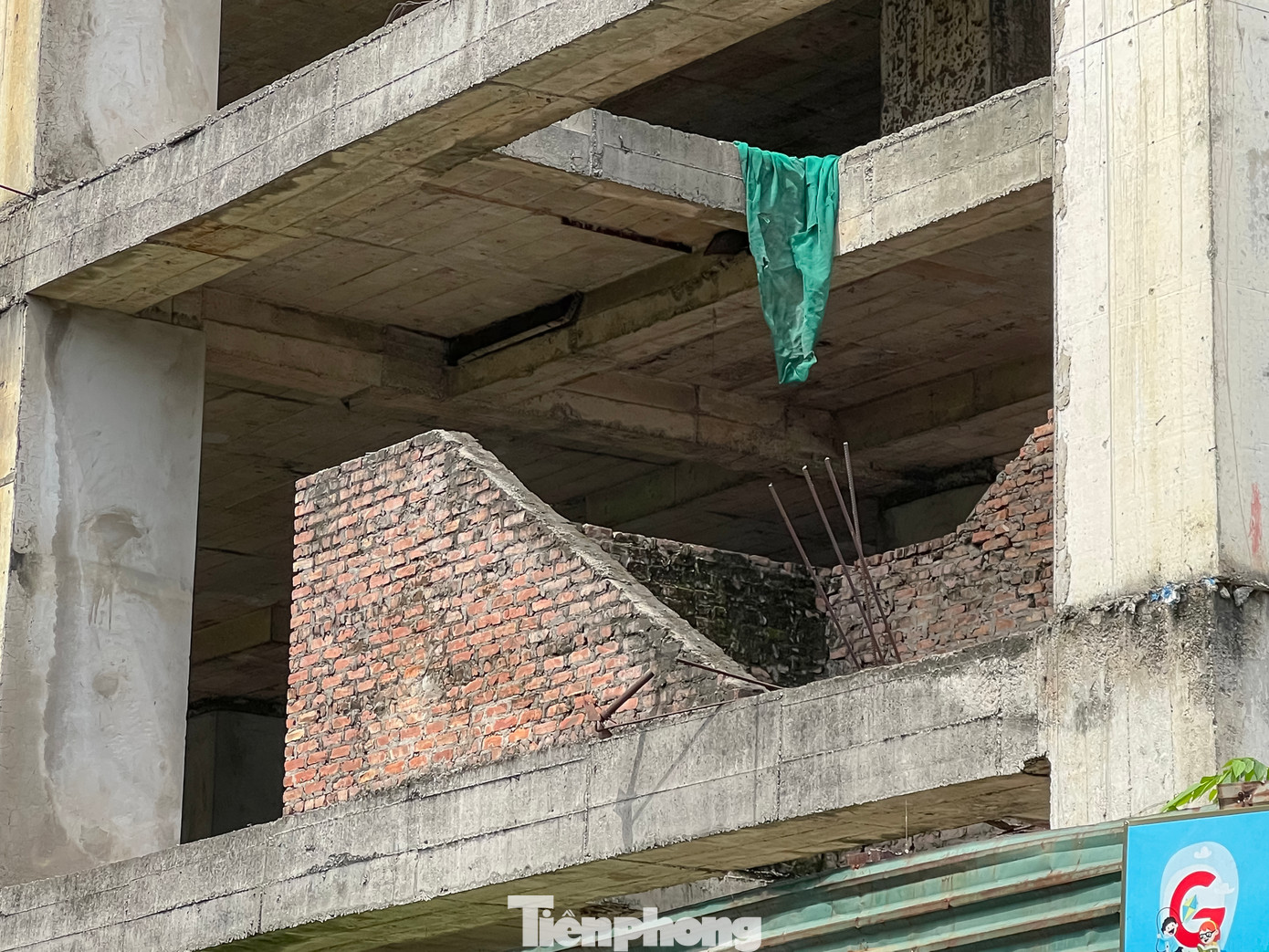 Ghi nhận thực tế, các khối bê tông, cột trụ và sắt thép bị phơi mưa nắng trong thời gian dài đã hoen gỉ và hư hỏng.